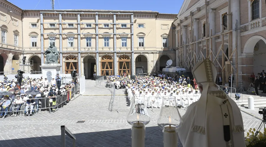 El Papa Francisco celebra Misa en Camerino afectada por terremoto en Italia. Foto: Vatican Media / ACI?w=200&h=150