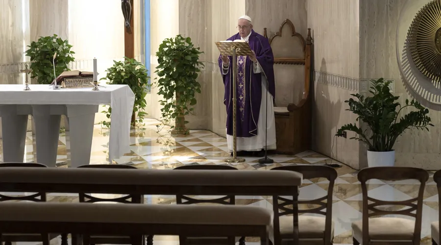 El Papa Francisco en la Misa privada en Santa Marta del 10 de Marzo de 2020. Foto: Vatican Media