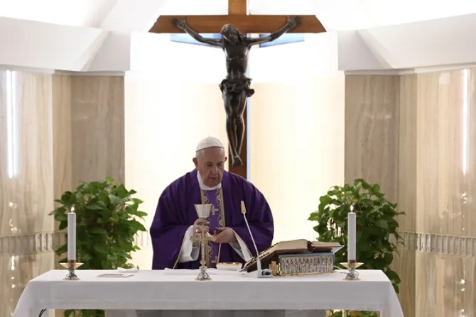 El Papa reza para que los pastores acompañen al pueblo de Dios ante crisis del coronavirus