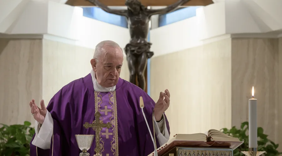 El Papa Francisco reza por los ancianos solos que sufren la pandemia del coronavirus