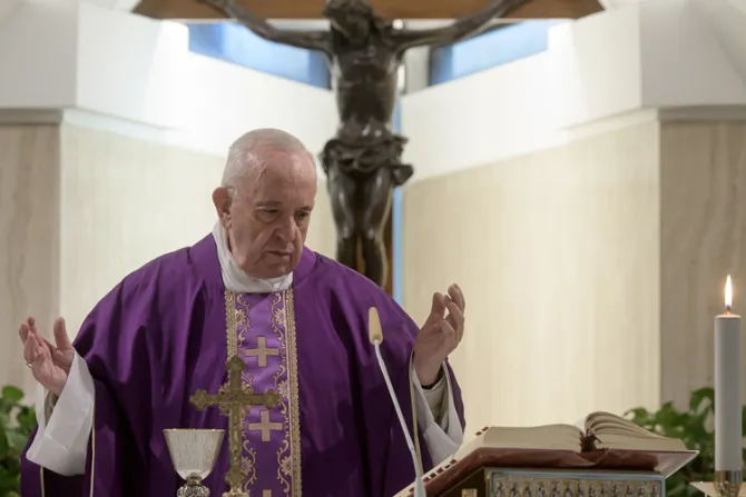 El Papa Francisco reza por los ancianos solos que sufren la pandemia del coronavirus