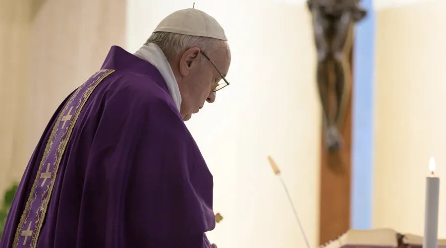 Imagen referencial. Papa Francisco en oración. Foto: Vatican Media