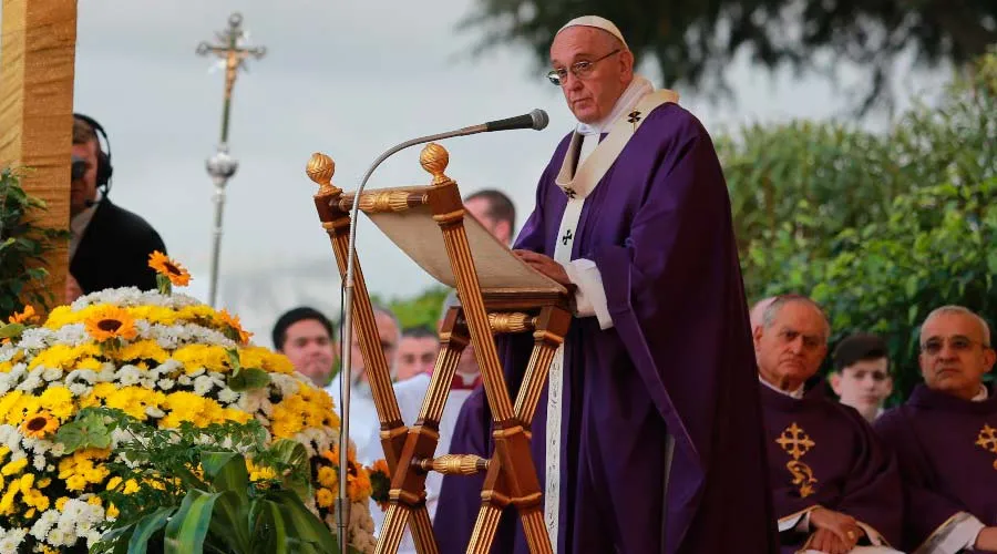 El Papa Francisco durante la Misa en el cementerio Flaminio / Foto: Daniel Ibáñez (ACI Prensa)?w=200&h=150
