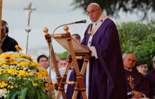 El Papa Francisco durante la Misa en el cementerio Flaminio / Foto: Daniel Ibáñez (ACI Prensa) 