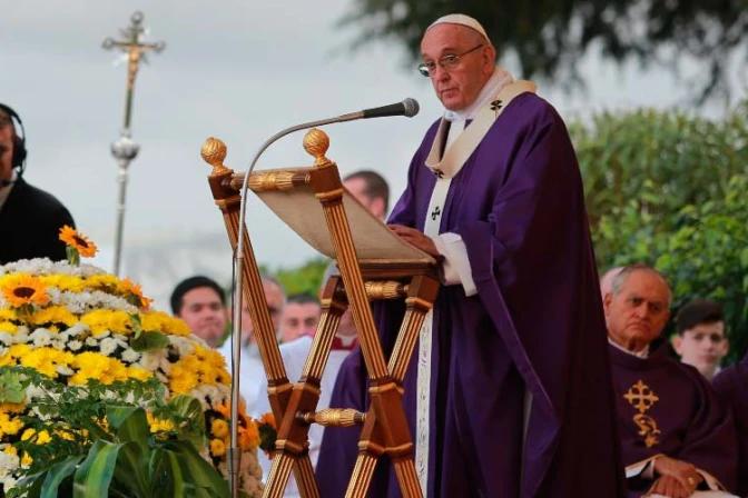 Papa Francisco: El Día de los Difuntos nos invita a ir de la tristeza a la esperanza