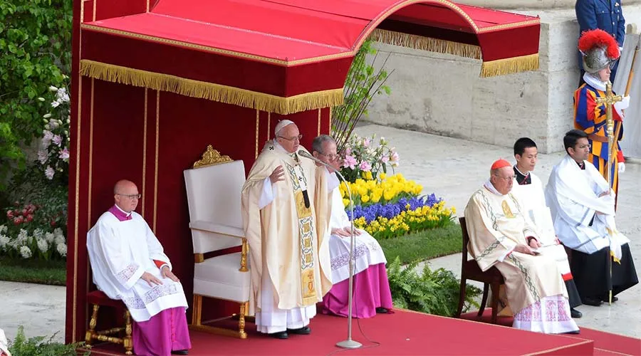 El Papa Francisco durante la Misa de Pascua de Resurrección. Foto: Lucía Ballester / ACI Prensa.