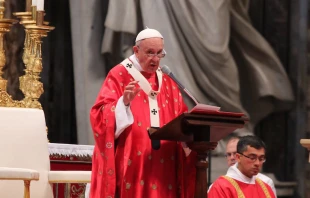El Papa Francisco en la Misa de Pentecostu00e9s hoy en la Basu00edlica de San Pedro. Foto Petrik Bohumil / ACI Prensa 