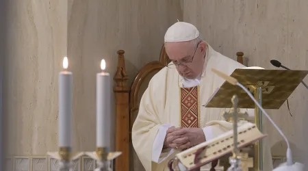 El Papa bendice a artistas porque “sin la belleza no se puede entender el Evangelio”