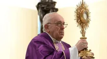 El Papa Francisco en Adoración eucarística. Foto: Vatican Media