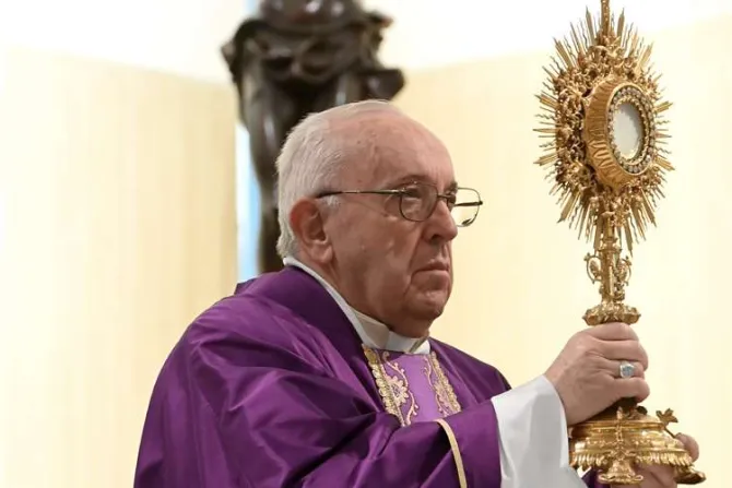 Papa Francisco exhorta a dedicar tiempo a la adoración