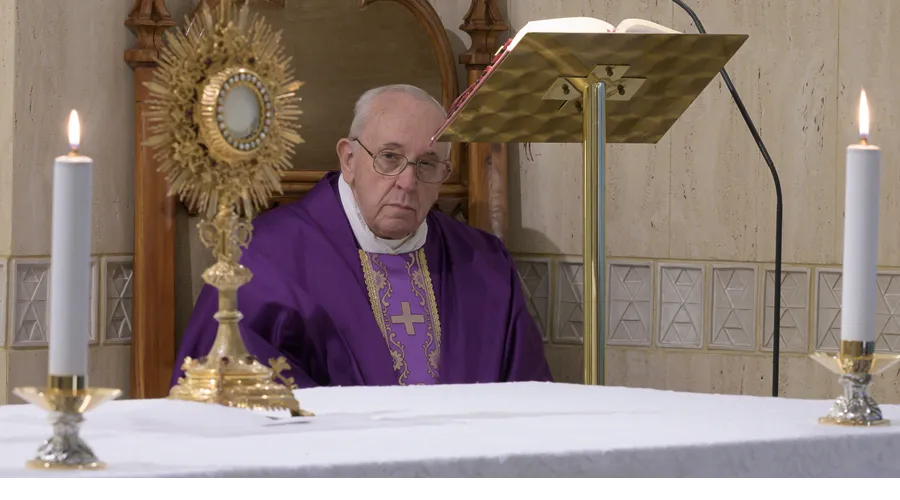 El Papa Francisco reza después de la Misa de la Casa Santa Marta. Foto: Vatican Media?w=200&h=150
