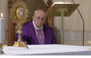 El Papa Francisco reza despuu00e9s de la Misa de la Casa Santa Marta. Foto: Vatican Media 