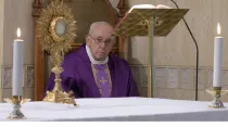El Papa Francisco reza después de la Misa de la Casa Santa Marta. Foto: Vatican Media