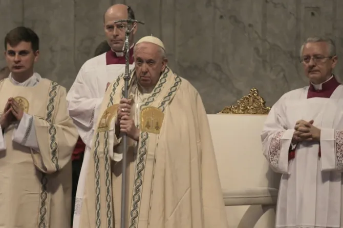 El Papa Francisco confía a la Virgen María a Benedicto XVI