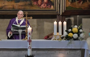 El Papa Francisco en la iglesia del Campo Santo Teutu00f3nico. Foto: Vatican Media 