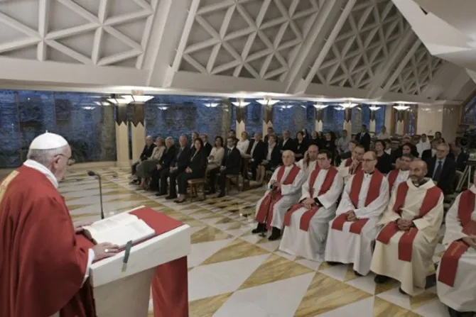 El Papa Francisco lamenta cuando los obispos se olvidan de los sacerdotes 