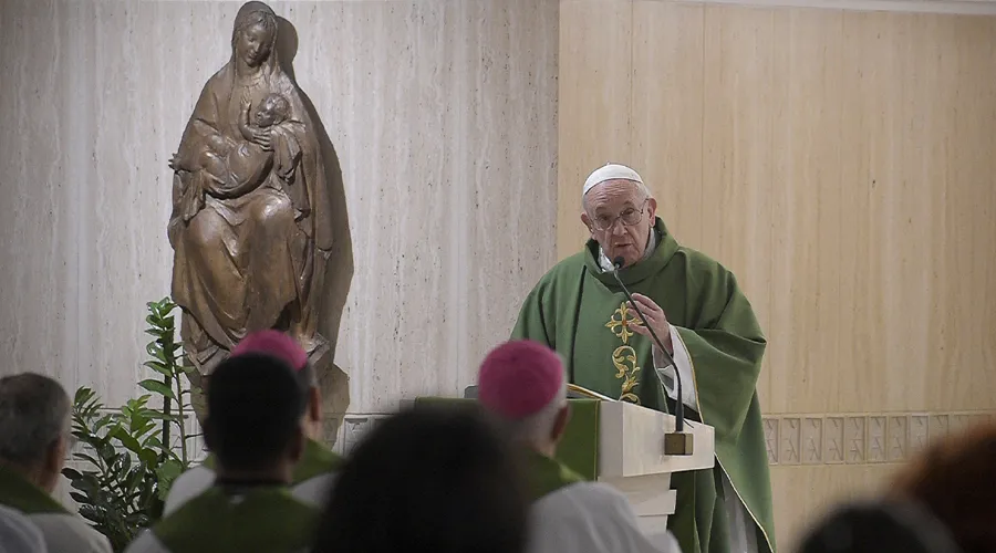 Papa Francisco explica que el seguimiento de Jesús es a través del camino de la humildad