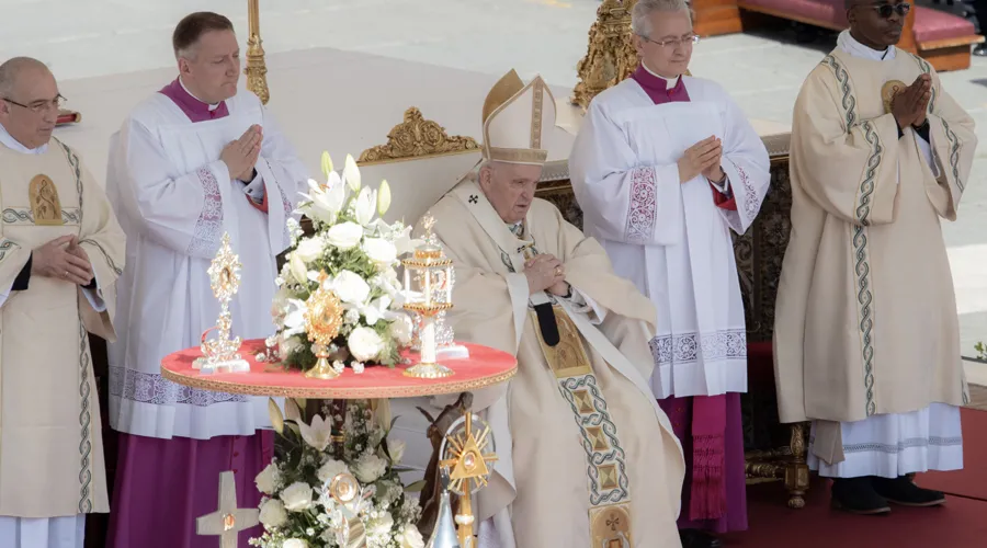 Papa Francisco con las reliquias de los nuevos santos. Foto: Daniel Ibáñez / ACI Prensa