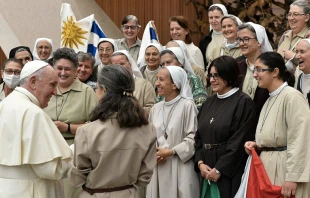 Papa Francisco con Misioneras Franciscanas del Verbo Encarnado. Foto: Vatican Media 