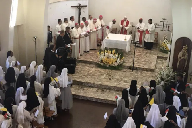 El Papa Francisco visita un Monasterio de clausura Carmelita en Madagascar