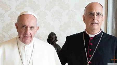 Papa Francisco obsequia su solideo como ofrenda a la Virgen de Luján