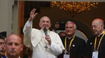 El Papa Francisco en la Nunciatura Apostu00f3lica en Peru00fa acompau00f1ado de Mons. Nicola Girasoli y el Cardenal Cipriani. Foto: Agencia ANDINA (Cu00e9sar Garcu00eda)
