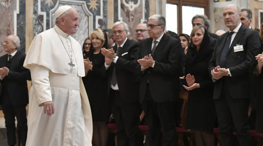 El Papa pide a notarios vivir la solidaridad y no ir por la “autopista del beneficio”