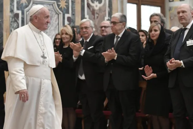 El Papa pide a notarios vivir la solidaridad y no ir por la “autopista del beneficio”