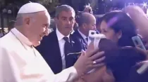 El Papa Francisco bendice a una niña en las afueras de la Nunciatura Apostólica en Santiago de Chile. Captura Youtube