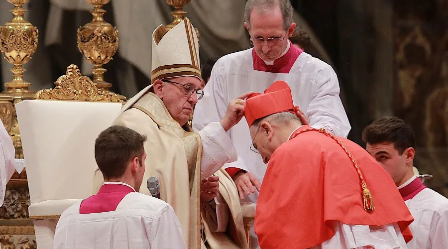 El Papa coloca el birrete al nuevo Cardenal Mario Zenari, Nuncio Apostólico en Siria. Foto: Daniel Ibáñez (ACI Prensa)?w=200&h=150