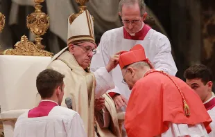El Papa coloca el birrete al nuevo Cardenal Mario Zenari, Nuncio Apostólico en Siria. Foto: Daniel Ibáñez (ACI Prensa) 