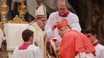 El Papa coloca el birrete al nuevo Cardenal Mario Zenari, Nuncio Apostólico en Siria. Foto: Daniel Ibáñez (ACI Prensa)