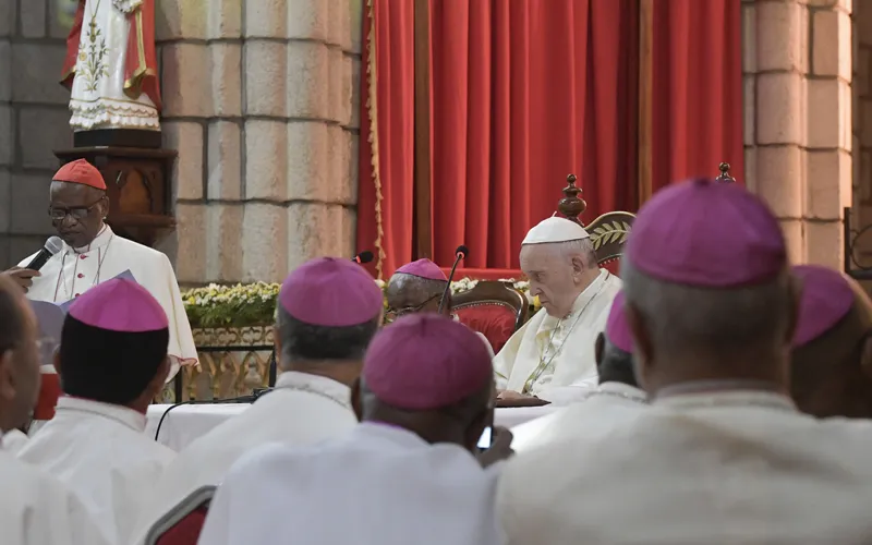 El Papa Francisco con los Obispos de Madagascar. Foto: Vatican Media