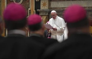 Papa Francisco con obispos. (Imagen de archivo). Cru00e9dito: Vatican Media 
