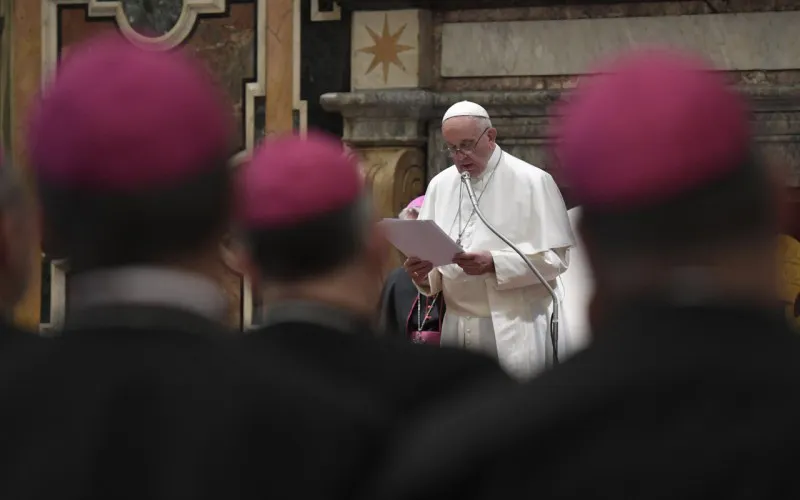 El Papa Francisco con los nuevos obispos en la Sala Clementina. Foto: Vatican Media