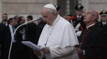 El Papa Francisco reza ante la Inmaculada Concepción de Roma. Foto: Daniel Ibáñez / ACI Prensa