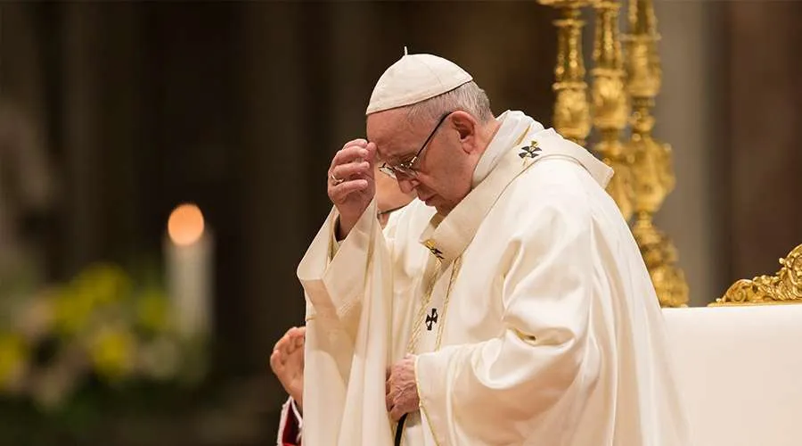 Imagen referencial. El Papa Francisco en oración. Foto: Marina Testino / ACI Prensa