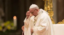 Imagen referencial. Papa Francisco en oración. Foto: Marina Testino / ACI Prensa