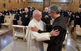 El Papa Francisco agradece al P. Giulio Michelini que dirigiu00f3 las meditaciones de los ejercicios espirituales de esta semana en Ariccia. Foto: L'Osservatore Romano 