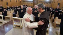 El Papa Francisco agradece al P. Giulio Michelini que dirigió las meditaciones de los ejercicios espirituales de esta semana en Ariccia. Foto: L'Osservatore Romano