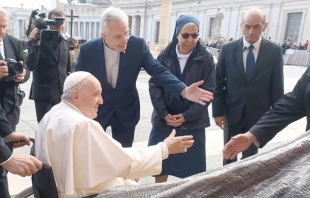 Papa Francisco con el P. Tomau017e Mavriu010d. Cru00e9dito: Famvin Homeless Alliance 