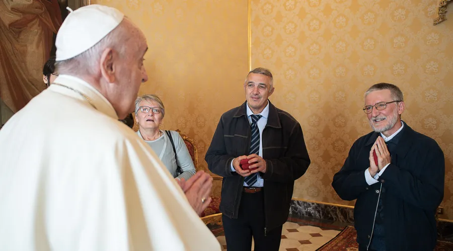 El Papa Francisco con P. Pier Luigi Maccalli. Foto: Vatican Media