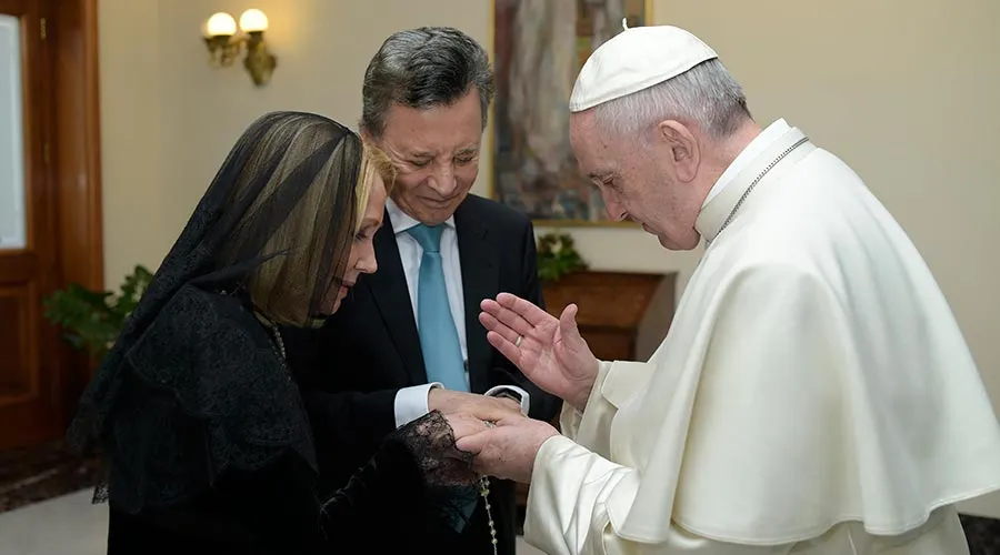 Papa Francisco bendice los aros matrimoniales de "Palito" Ortega y Evangelina Salazar. Fotos: L'Osservatore Romano.