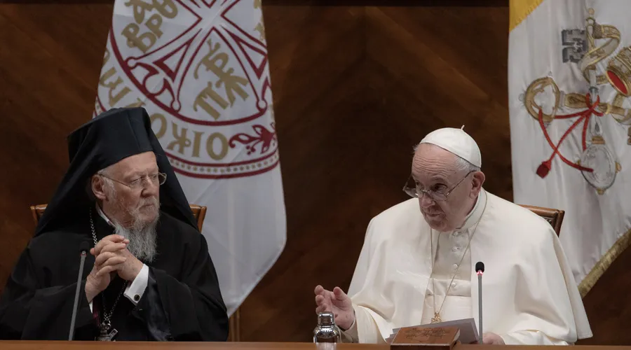 Imagen referencial. Papa Francisco con Patriarca Bartolomé. Foto: Daniel Ibáñez / ACI Prensa