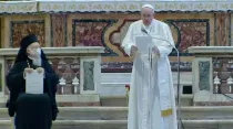 Papa Francisco con el Patriarca Bartolomé I en encuentro de oración. Foto: Captura