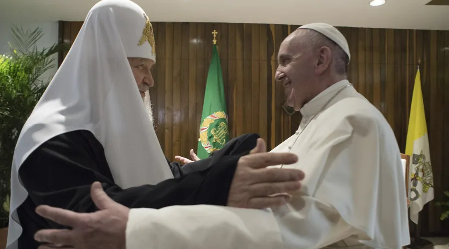Papa Francisco con Patriarca ruso Kirill en 2016. Foto: Vatican Media