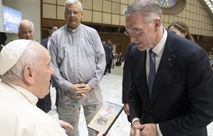 Papa Francisco con el Caballero Supremo de los Caballeros de Colu00f3n, Patrick E. Kelly. Foto: Vatican Media 