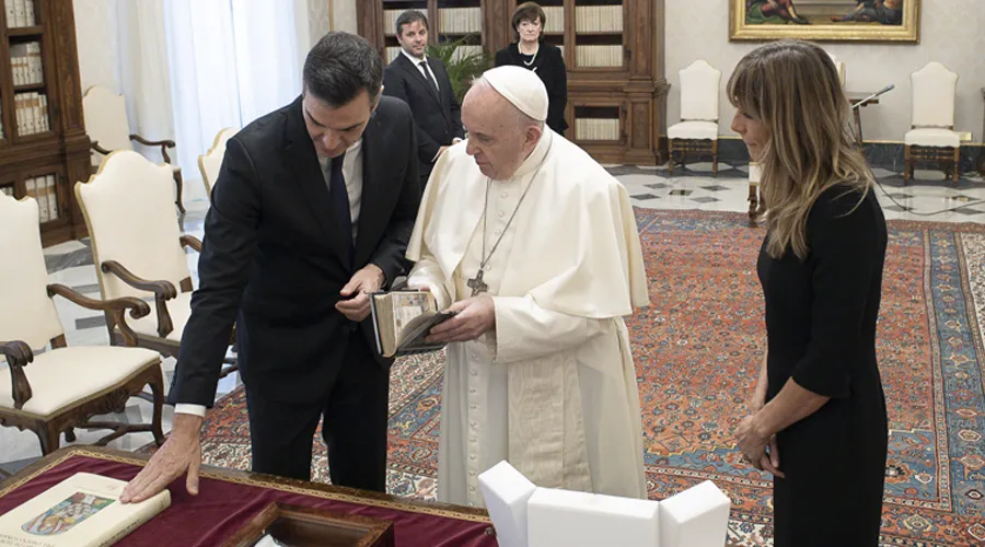 El Papa Francisco con el presidente Pedro Sánchez. Foto: Vatican Media