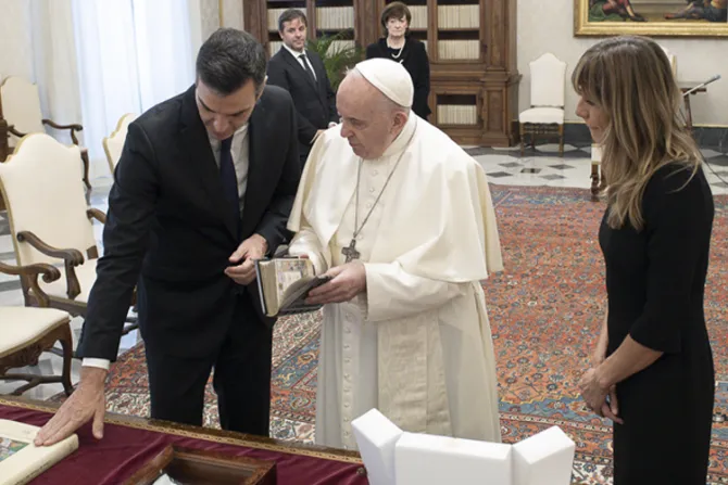 Las ideologías sectarizan y deconstruyen la patria, dice el Papa al presidente de España