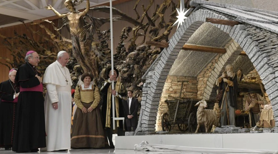 El Papa Francisco contempla pesebre navideño en el Aula Pablo VI. Foto: Vatican Media?w=200&h=150